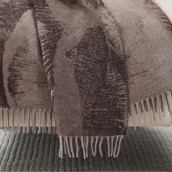 Lush Decor x Chuks Collins Mycelium Dream wool & cashmere blend throw blanket - Picture 2 of 5